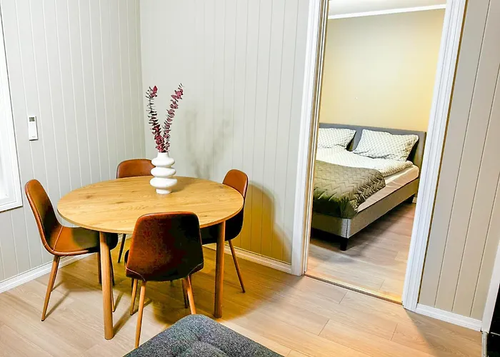 Sentral Leilighet Med Parkering Og Peis
